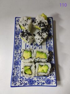 110. AVOCADO MAKI (inside out) – Ρολό αβοκάντο με μαύρο σισάμι
