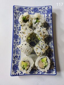 117. CALIFORNIA ROLL (inside out) – Ρολό με καβούρι αγγούρι αβοκάντο