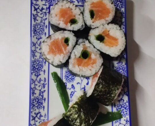 118. SAKE ROLL - Ρολό με σολωμό κρεμμύδι