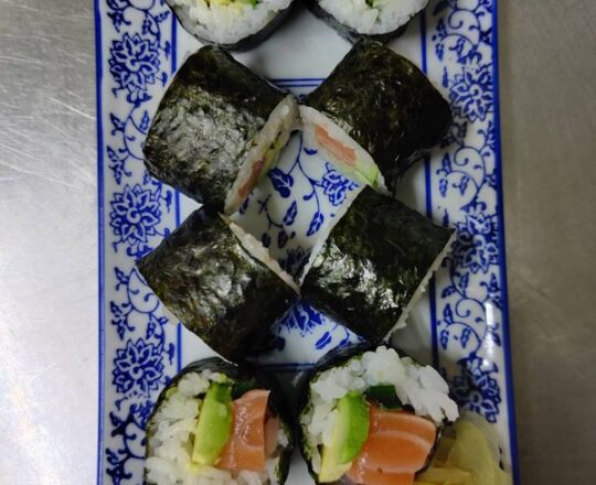 119. ALASKAN ROLL - Ρολό με σολωμό, αβοκάντο αγγούρι
