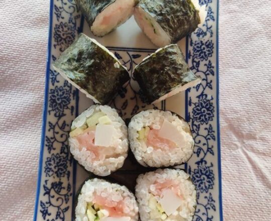 120. SQUID ROLL - Ρολό με σουπιά, αγγούρι, μαγιονέζα, καπνιστό σολωμό